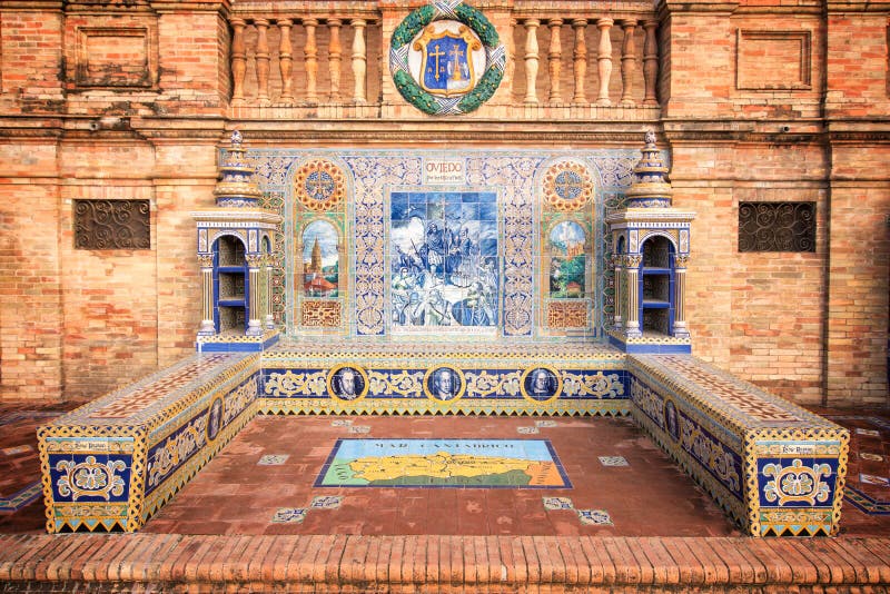 Bänken dekorerade med azulejos på Plaza de Espana (den Spanien fyrkanten) i Seville arkivfoton Bänken dekorerade med azulejos på Plaza de Espana (den Spanien fyrkanten) i Seville arkivfoton