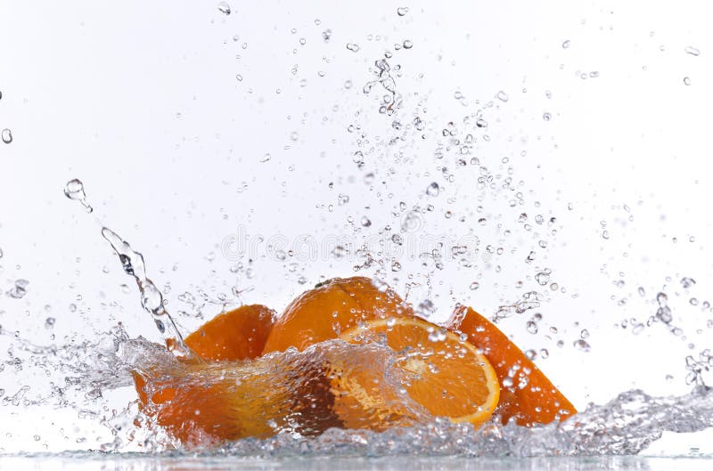 Bär fruktt orange plaska vatten arkivbilder