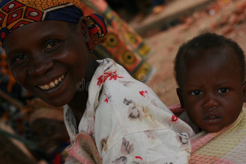 bärande barnkvinnor för afrikan arkivfoto bärande barnkvinnor för afrikan arkivfoto