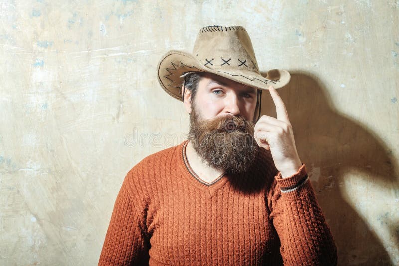 Bärande cowboyhatt för skäggig man royaltyfri foto Bärande cowboyhatt för skäggig man royaltyfri foto