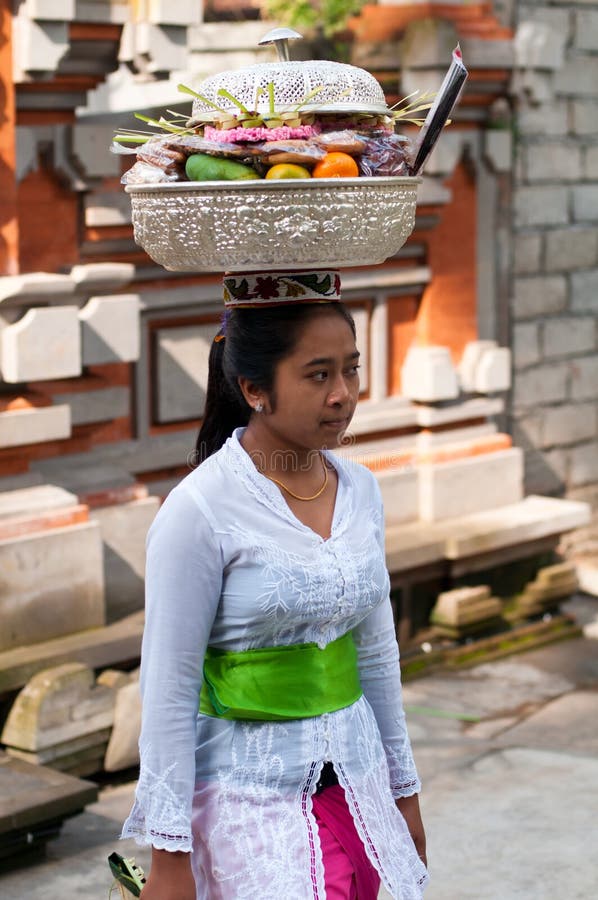 bärande huvud för balinese henne offeringskvinna arkivfoton bärande huvud för balinese henne offeringskvinna arkivfoton