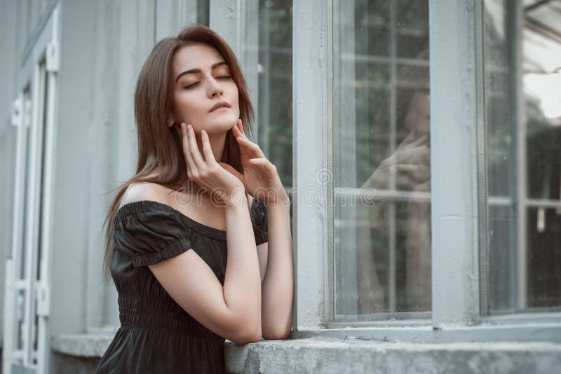 Bärande klänning för sinnlig brunettkvinna med nakna skuldror, posin royaltyfri fotografi Bärande klänning för sinnlig brunettkvinna med nakna skuldror, posin royaltyfri fotografi