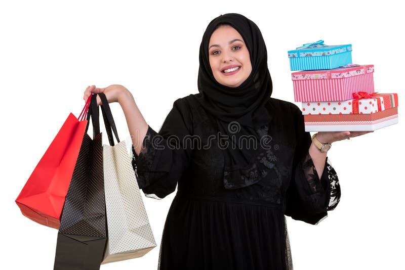 Bärande shoppingpåsar för arabisk kvinna och gåvaaskar som isoleras på vit royaltyfria bilder Bärande shoppingpåsar för arabisk kvinna och gåvaaskar som isoleras på vit royaltyfria bilder