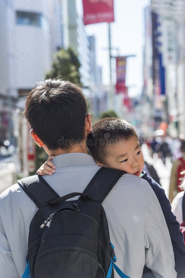 Bärande son Ginza Tokyo för japansk fader arkivfoton