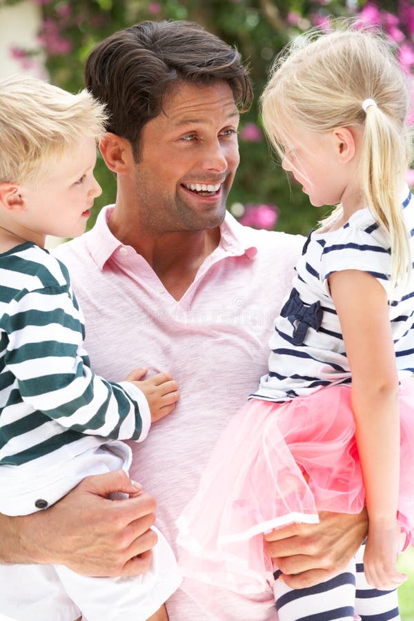 Bärande Son och dotter för fader utomhus royaltyfri bild