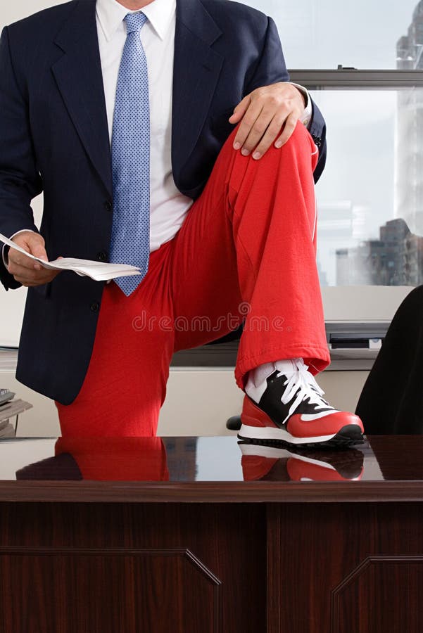 Affärsman i träningsbyxor fotografering för bildbyråer