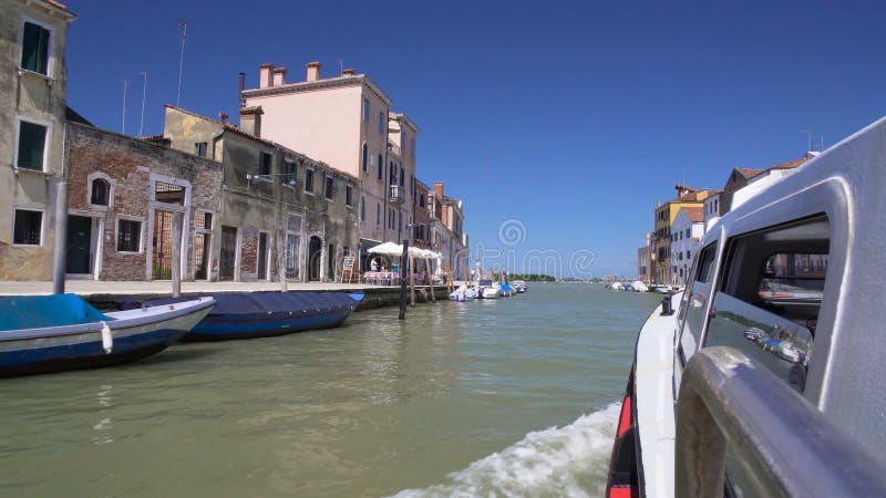 Bärande turister för vattentaxibuss längs Grand Canal, fritidtur runt om Venedig