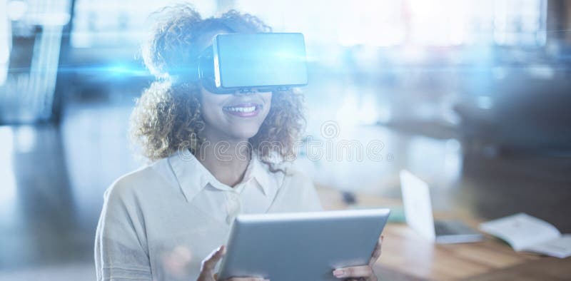 Bärande virtuell verklighetexponeringsglas för kvinna med den digitala minnestavlan royaltyfri bild Bärande virtuell verklighetexponeringsglas för kvinna med den digitala minnestavlan royaltyfri bild