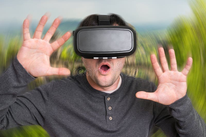 Bärande virtuell verklighetskyddsglasögon för man royaltyfria foton Bärande virtuell verklighetskyddsglasögon för man royaltyfria foton