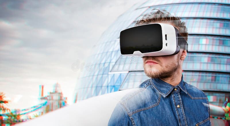 Bärande virtuell verklighetskyddsglasögon för man London England arkivfoto Bärande virtuell verklighetskyddsglasögon för man London England arkivfoto