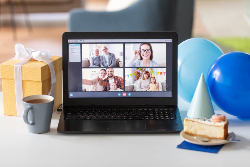 Bärbar dator med videosamtal eller onlinefödelsedagspresent royaltyfria foton