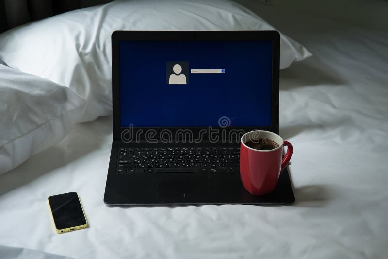Bärbar dator, mobiltelefon och en kopp kaffe arkivbild Bärbar dator, mobiltelefon och en kopp kaffe arkivbild