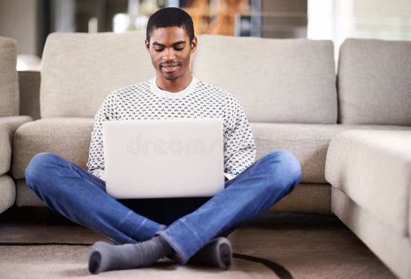 Bärbar dator och glad på golvet med slappna av för direktuppspelning av internet och onlinespel hemma. student royaltyfria foton