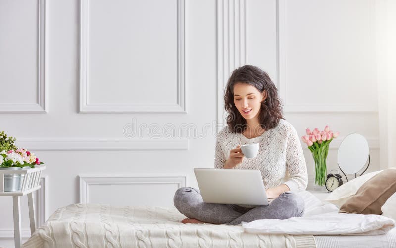 Bärbar datorkvinnaworking arkivbild