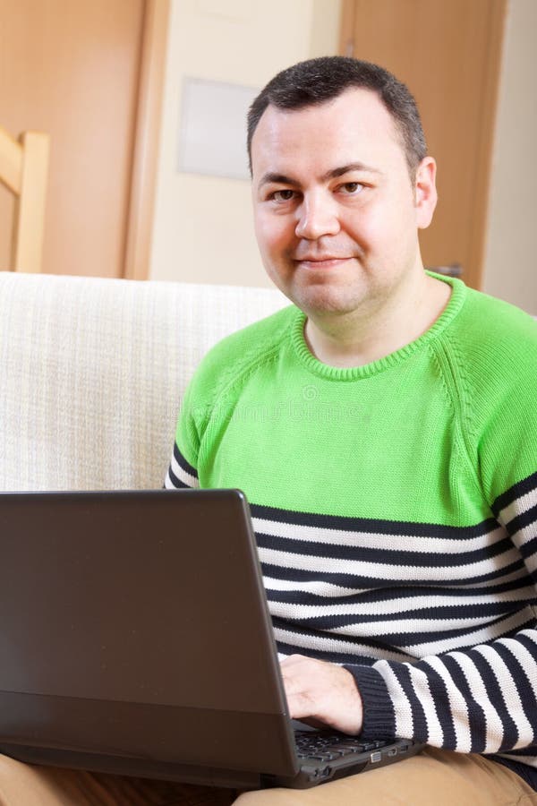 bärbar datorman arkivfoto bärbar datorman arkivfoto