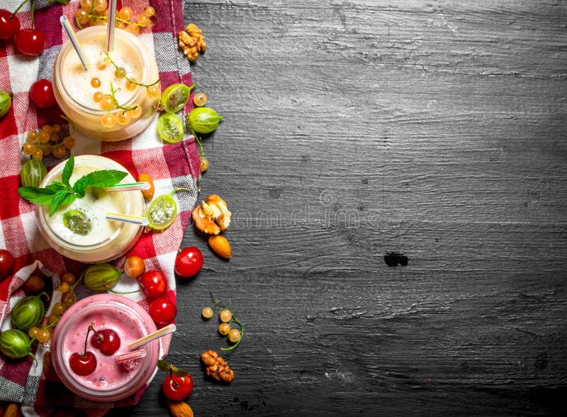 Bärsmoothie med mintkaramellen och muttrar arkivbild Bärsmoothie med mintkaramellen och muttrar arkivbild