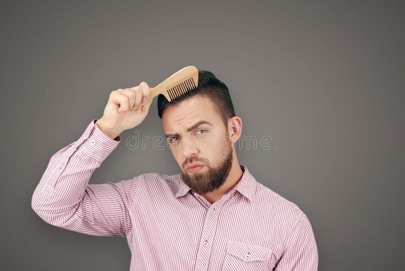 Bärtiger erwachsener Mann mit hölzernem Kamm stockfotos Bärtiger erwachsener Mann mit hölzernem Kamm stockfotos
