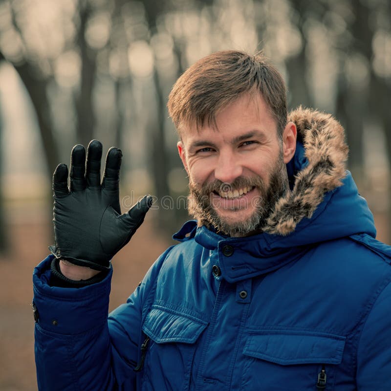Bärtiger Geschäftsmann Gestures Greetingily Bärtiger Mann schauen Im Stadtpark stockfotos Bärtiger Geschäftsmann Gestures Greetingily Bärtiger Mann schauen Im Stadtpark stockfotos