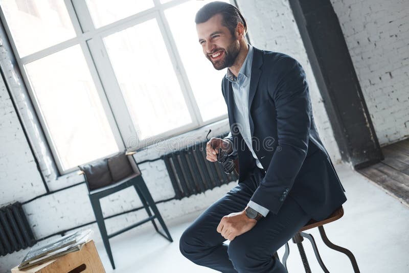 Bärtiger Mann mit einem sehr interessanten Blick stockbilder Bärtiger Mann mit einem sehr interessanten Blick stockbilder