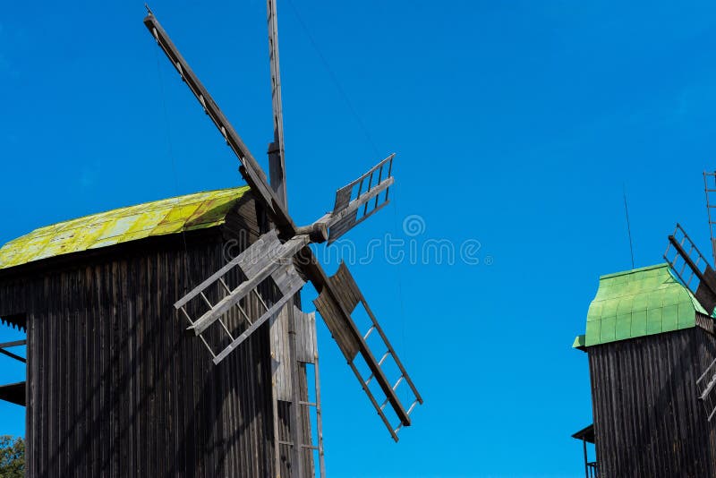 Bästa foto av väderkvarnen på bakgrund för blå himmel ukrainsk windmill royaltyfria bilder Bästa foto av väderkvarnen på bakgrund för blå himmel ukrainsk windmill royaltyfria bilder
