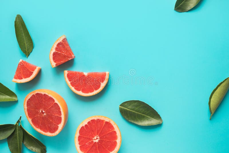 Bästa sikt av den färgrika orange fruktskivan på pastellfärgad bakgrund C fotografering för bildbyråer