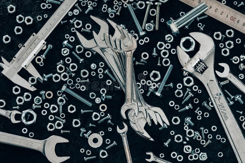 bästa sikt av den ordnade metalllinjalen, hållhakar, skruvar och nonieskalaklämman royaltyfri bild bästa sikt av den ordnade metalllinjalen, hållhakar, skruvar och nonieskalaklämman royaltyfri bild