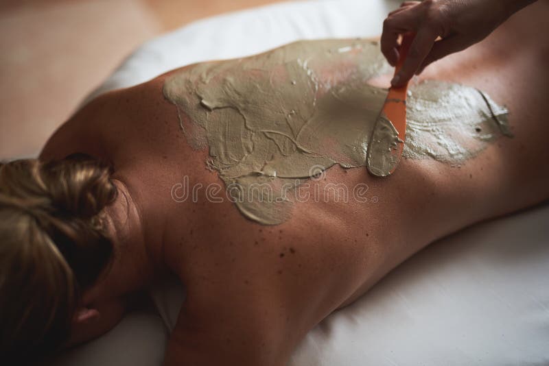 Bästa sikt av den unga damen med sund brunnsortgyttja arkivbild Bästa sikt av den unga damen med sund brunnsortgyttja arkivbild