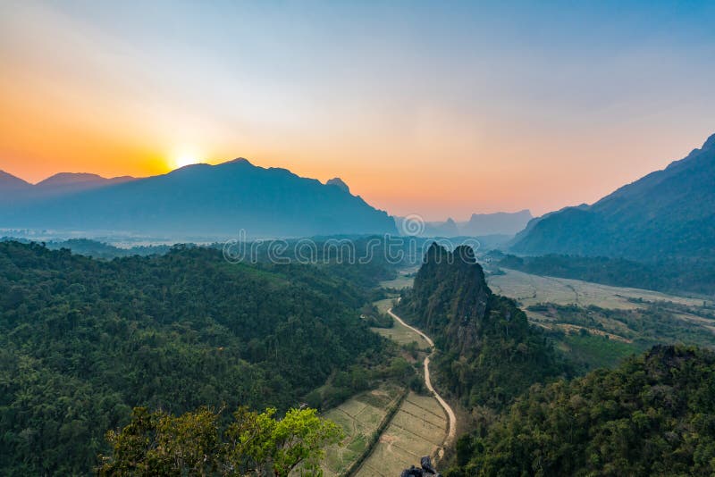 Bästa sikt av det härliga skoglandskapet av solnedgången på phaNamxay berg Vang Vieng, Laos arkivbild Bästa sikt av det härliga skoglandskapet av solnedgången på phaNamxay berg Vang Vieng, Laos arkivbild