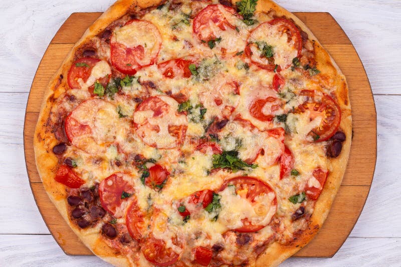 B?sta sikt av inhemsk italiensk pizza p? vit bakgrund royaltyfria bilder B?sta sikt av inhemsk italiensk pizza p? vit bakgrund royaltyfria bilder