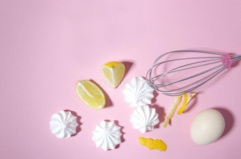 Bästa sikt av läckra marängar, stycken av limefrukt, ägg och att vifta på den rosa bakgrunden royaltyfri foto Bästa sikt av läckra marängar, stycken av limefrukt, ägg och att vifta på den rosa bakgrunden royaltyfri foto