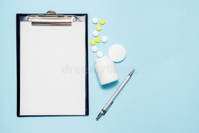 Bästa sikt av tomt papper för att skriva doktorsreceptet Pills p? bl?ttbakgrund arkivbilder Bästa sikt av tomt papper för att skriva doktorsreceptet Pills p? bl?ttbakgrund arkivbilder