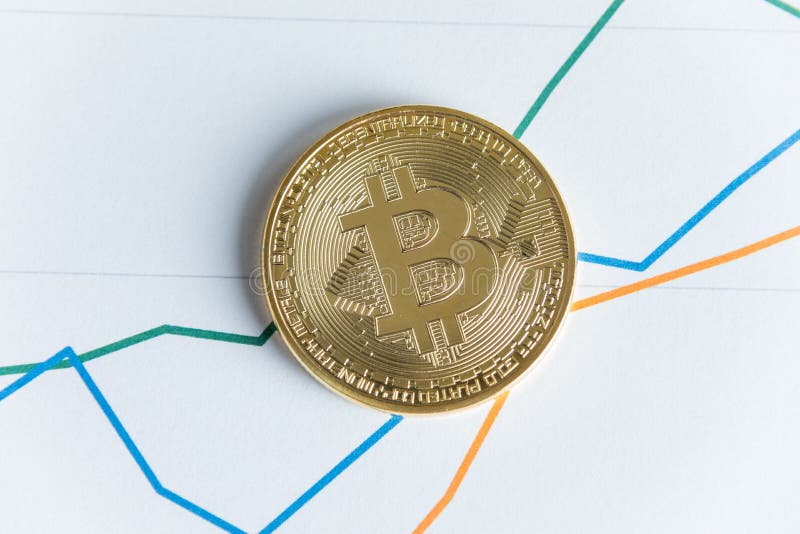 Bästa sikt för guld- bitcoincryptocurrencymynt på linjen grafhandel royaltyfri bild