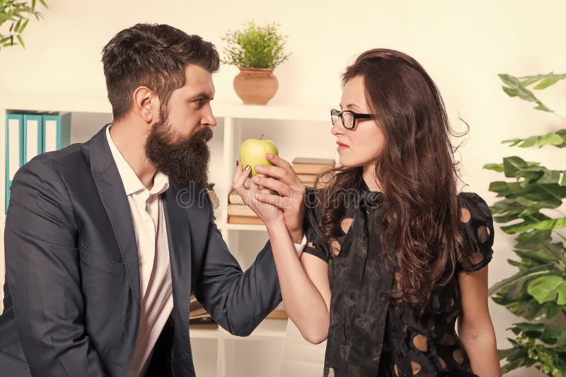 Bästa vitaminsnack Bärd man och sexig kvinna som tar ett enda avbrott i sitt ämbete Sensuelle sekreterare och chef med hälsosam royaltyfria foton