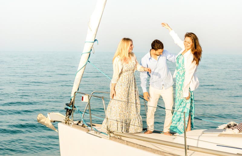 Bästa vän som dansar och har gyckel på den exklusiva lyxiga segelbåten - kamratskaploppbegrepp med ungdomarsom är millenial fotografering för bildbyråer Bästa vän som dansar och har gyckel på den exklusiva lyxiga segelbåten - kamratskaploppbegrepp med ungdomarsom är millenial fotografering för bildbyråer