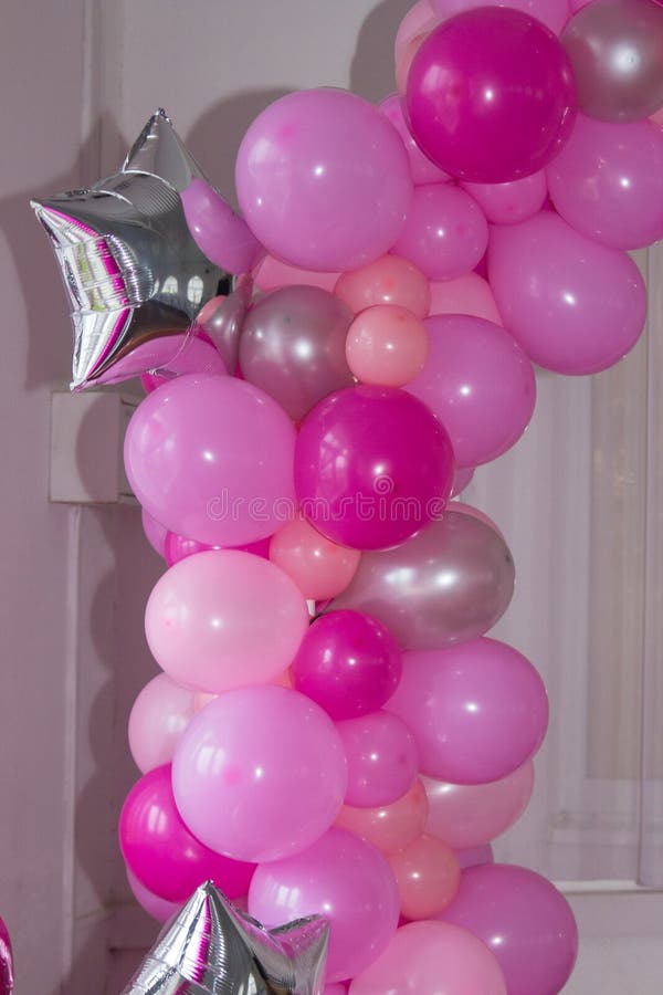 Bågen av ballonger, rosa ballonger gjorde vid bågen för deras födelsedag royaltyfria bilder Bågen av ballonger, rosa ballonger gjorde vid bågen för deras födelsedag royaltyfria bilder