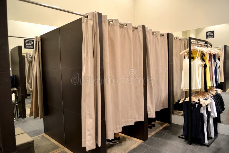 Båsprovhytter i women& x27; s-kläder shoppar, Polen arkivbilder Båsprovhytter i women& x27; s-kläder shoppar, Polen arkivbilder