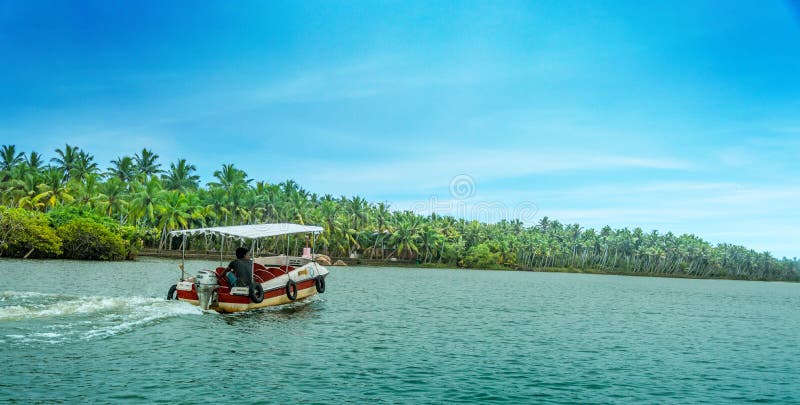 Båtuthyrare i floden av Kerala, södra Indien arkivfoto Båtuthyrare i floden av Kerala, södra Indien arkivfoto