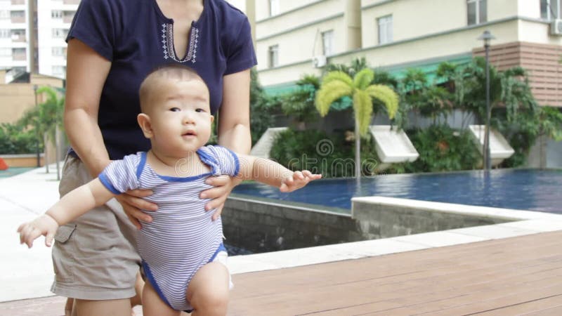 Bébé asiatique apprenant à se tenir