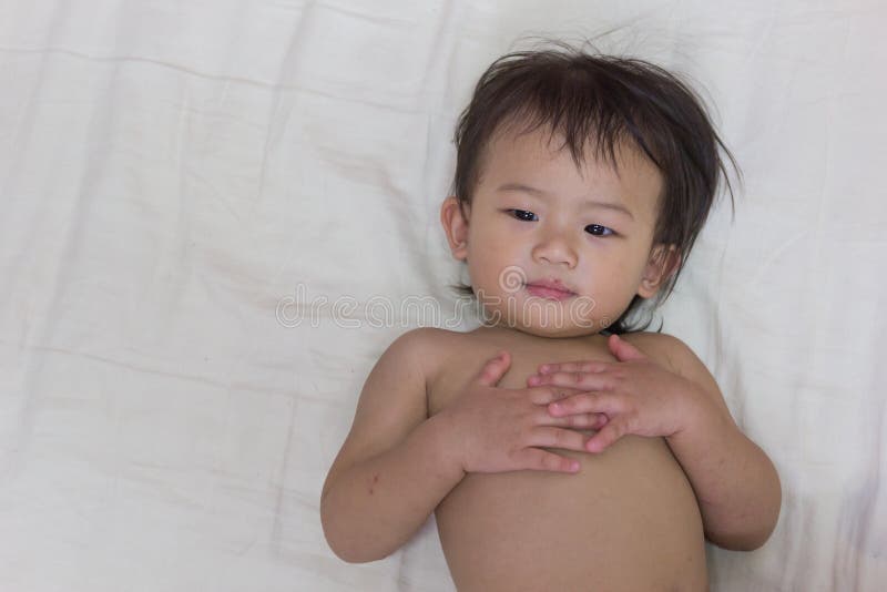 Bébé asiatique infecté photo stock Bébé asiatique infecté photo stock