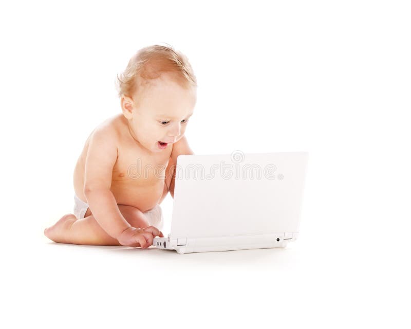 Bébé avec l'ordinateur portable photographie stock libre de droits Bébé avec l'ordinateur portable photographie stock libre de droits