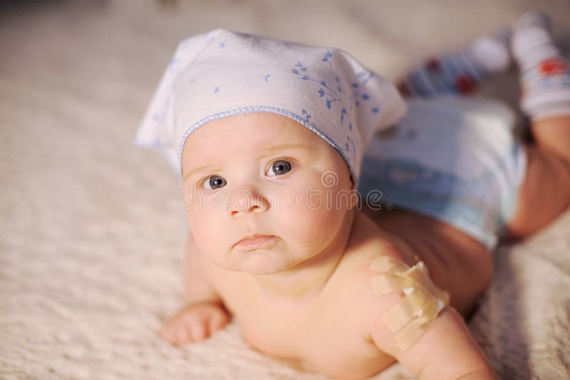 Bébé avec le plâtre de cour photographie stock Bébé avec le plâtre de cour photographie stock