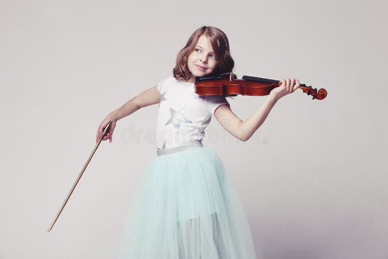 Bébé avec le violon photo libre de droits
