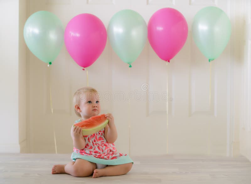 Bébé d'enfant en bas âge mangeant la pastèque photos stock