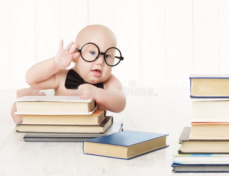 Bébé dans les verres et les livres, éducation de petite enfance d'enfants