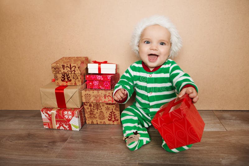 Bébé de Noël dans le chapeau de Santa images libres de droits Bébé de Noël dans le chapeau de Santa images libres de droits