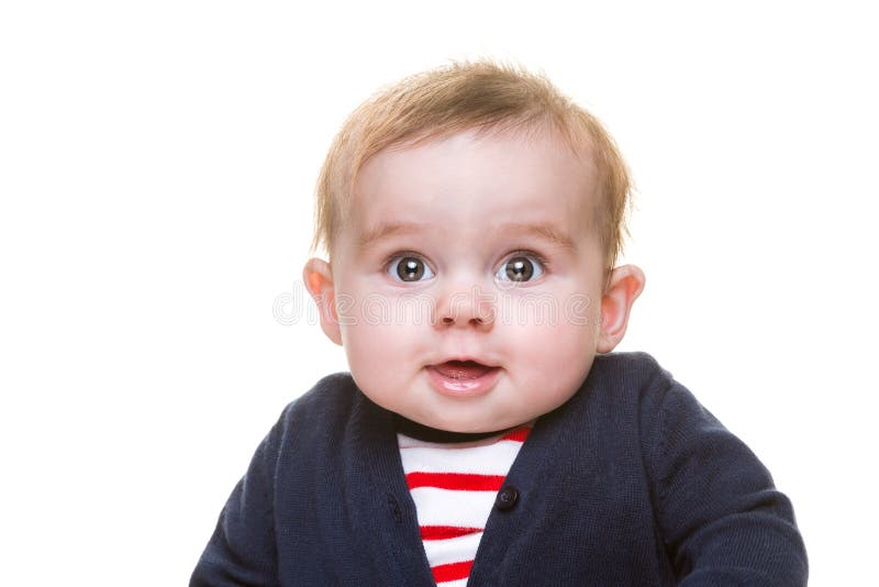 Bébé de sourire heureux dans le cardigan bleu et le dessus rayé rouge images libres de droits Bébé de sourire heureux dans le cardigan bleu et le dessus rayé rouge images libres de droits