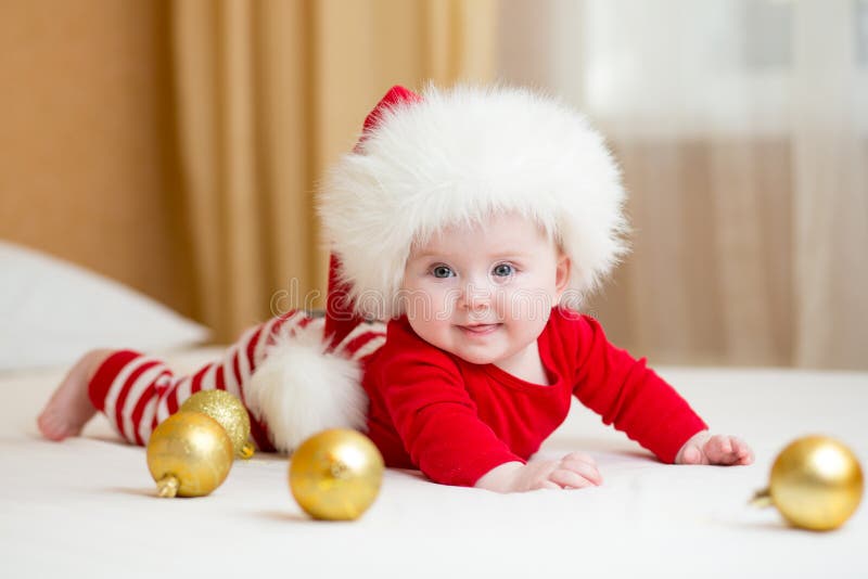 Download Bébé Drôle De Santa Se Trouvant Sur Le Lit Image stock - Image du sain, fuselage: 45363989