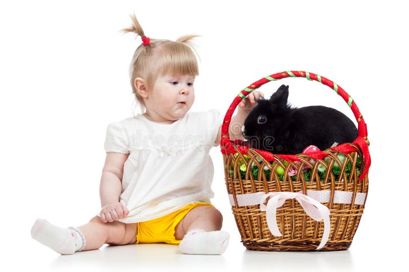 Bébé drôle avec le lapin de Pâques dans le panier image stock Bébé drôle avec le lapin de Pâques dans le panier image stock