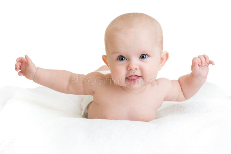 Bébé en bonne santé mignon se trouvant sur la serviette blanche avec des mains image libre de droits Bébé en bonne santé mignon se trouvant sur la serviette blanche avec des mains image libre de droits