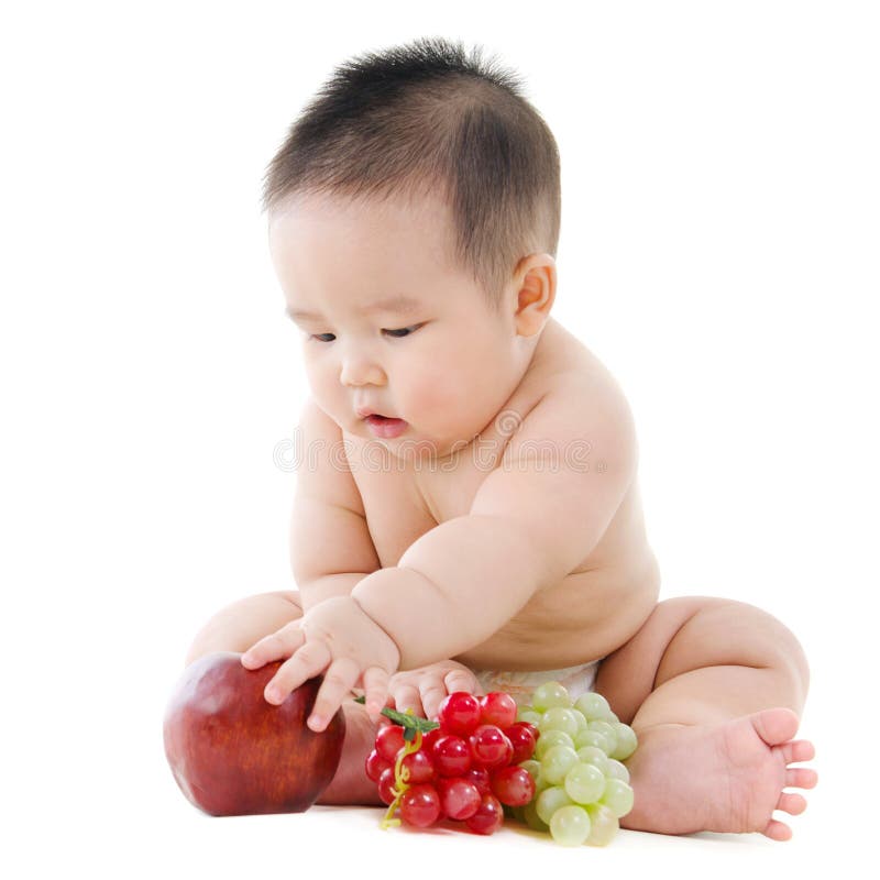 Bébé garçon avec des fruits photo libre de droits Bébé garçon avec des fruits photo libre de droits